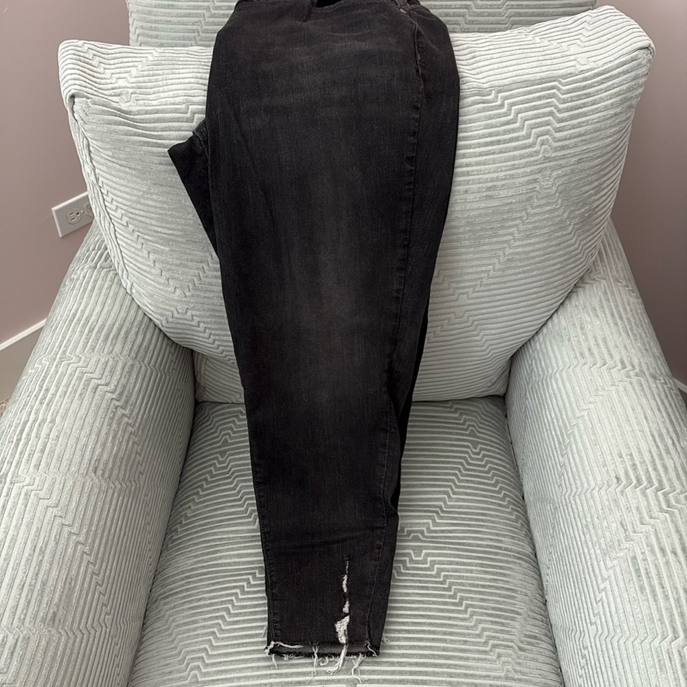 Lane Bryant Black Skinny Jeans with Distressed Hem. Size 24R
Made w/1% Elastane.